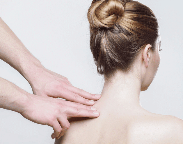 moters kaklo masažas